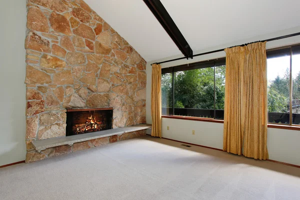 Krásný nezařízený obývací pokoj s mnoha okny. — Stock fotografie