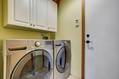 Çamaşır kurutma makinesi set ile basit çamaşır odası.