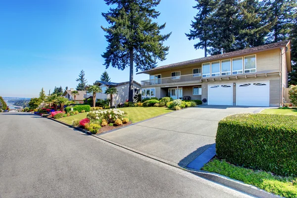 Luxury home with amazing lawn. — Stock Photo, Image