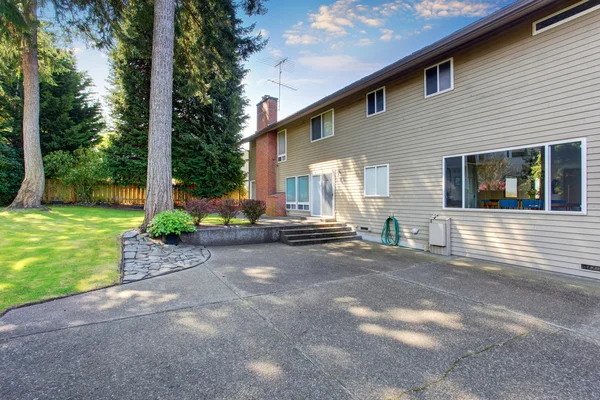 Belle et grande cour arrière de la maison avec patio . — Photo