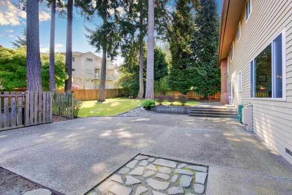 Lovely and large back yard of home with patio. — Stock Photo, Image