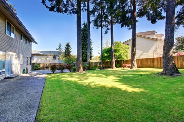 Mooie en grote achtertuin van huis met patio. — Stockfoto