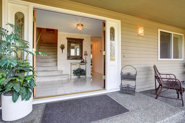 Voordeur van verbazingwekkend home met struikgewas. — Stockfoto