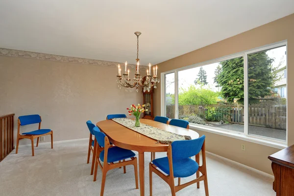 Comedor moderno con sillas azules reales . — Foto de Stock