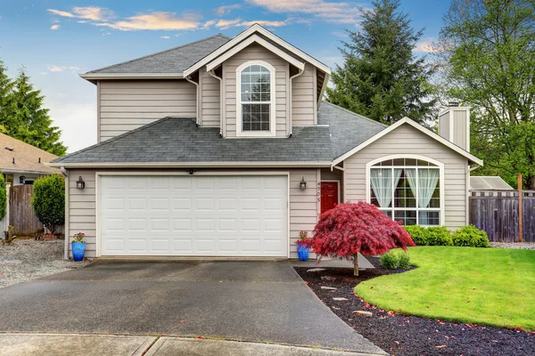 Modern home with red door and light grey exterior. — Stock Photo, Image