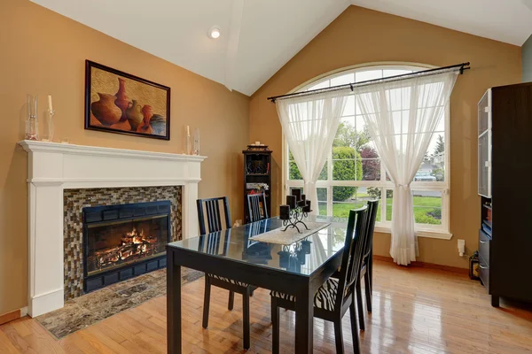 Sala de jantar de luxo com mesa preta e conjunto de cadeira . — Fotografia de Stock