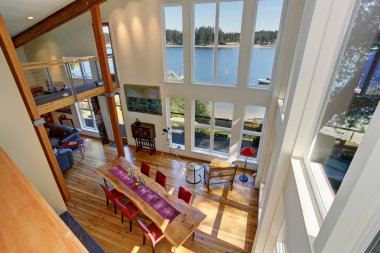 Büyük ve windows ile lüks yemek alanı.