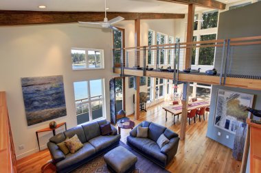 Deri koltuklar ile modern oturma odası.