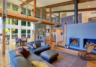 Deri koltuklar ile modern oturma odası.