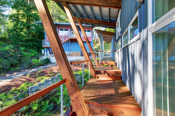 Veranda coperta di incredibile casa sul lago . — Foto Stock