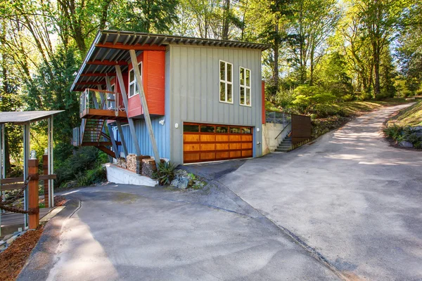 Modern house with garage and a view of the lake. — Stock Photo, Image