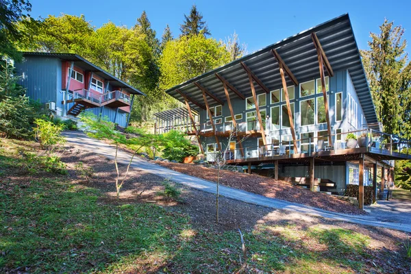 Groot overdekt terras van luxe huis met uitzicht op het meer. — Stockfoto