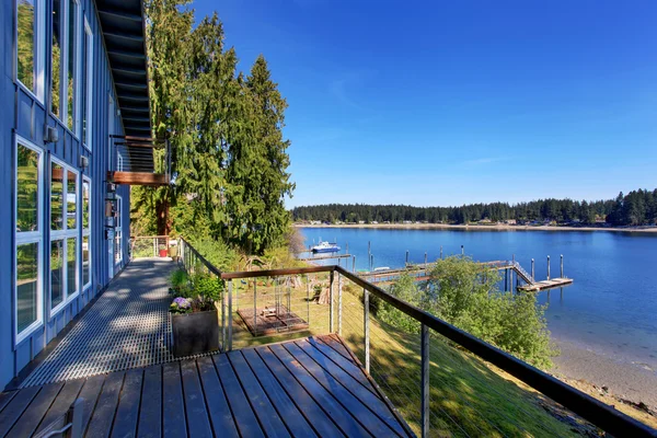 Velká veranda luxusní dům s výhledem na jezero. — Stock fotografie