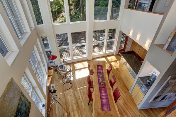 Zona de comedor de lujo con mesa grande y ventanas . — Foto de Stock