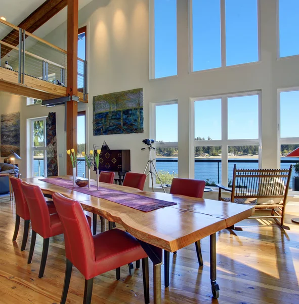 Zona de comedor de lujo con mesa grande y ventanas . — Foto de Stock