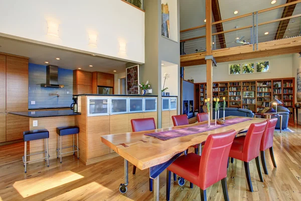 Luxus Schlafzimmer mit Holzboden und braun Bettwäsche — Stockfoto