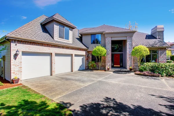 Moderna casa americana con bonito césped . — Foto de Stock