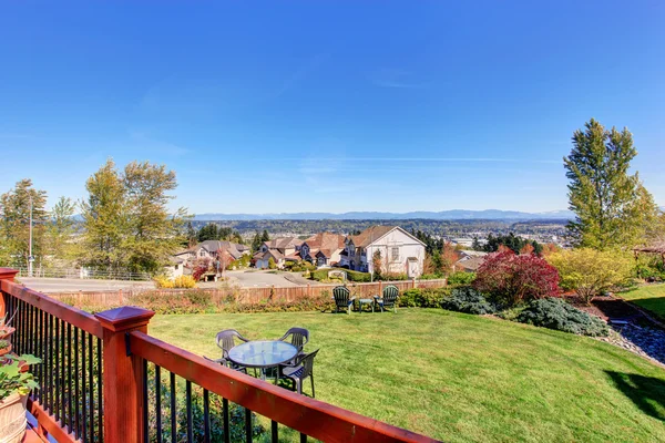 Möbliertes Deck mit schöner Aussicht. — Stockfoto