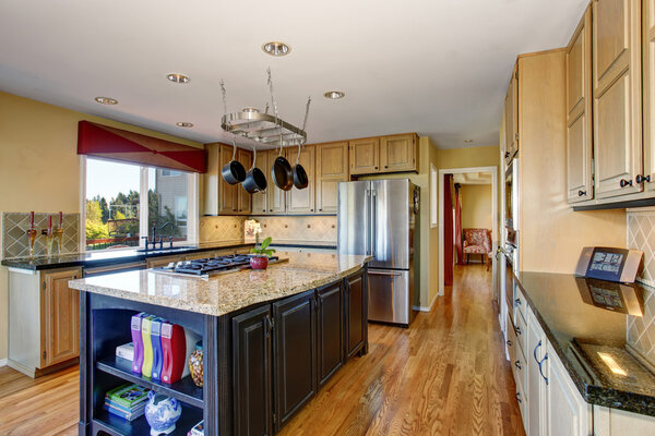 Традиционная кухня с вешалкой
.