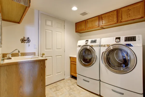Sala de lavandaria moderna com máquina de lavar e secar . — Fotografia de Stock
