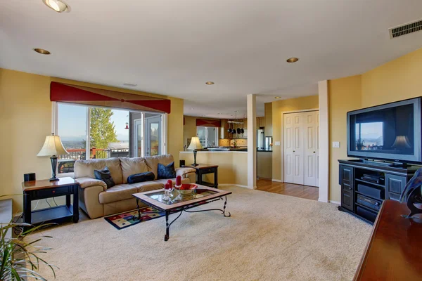 Schönes Wohnzimmer mit roten und goldenen Wänden. — Stockfoto