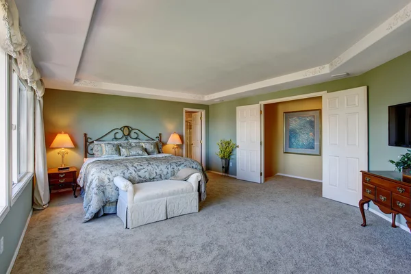 Amazing master bedroom with green interior, and two windows. — Stock Photo, Image