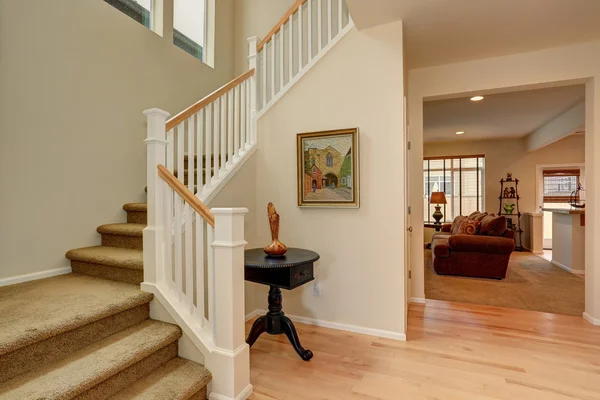 Красивый вход в дом с лестницей . — стоковое фото