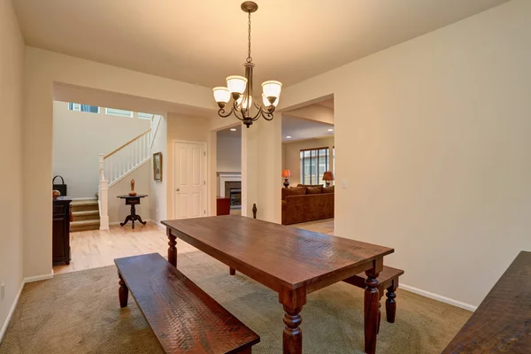 Salle à manger moderne avec table de style banc . — Photo