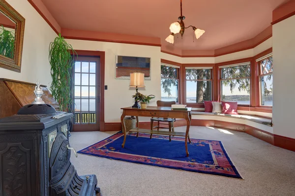 Luxury home office with royal blue rug. — Stock Photo, Image