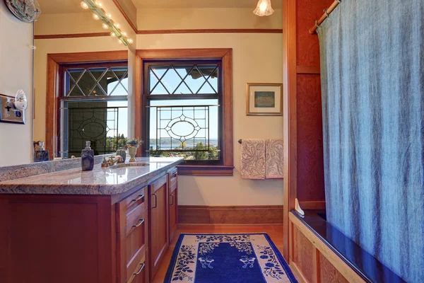 Elegante Badezimmereinrichtung mit königsblauem Teppich. — Stockfoto