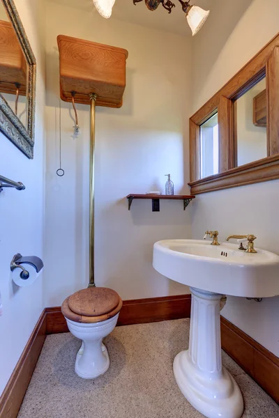 昔ながらの古いトイレ バスルームのシンプルな半分. — ストック写真