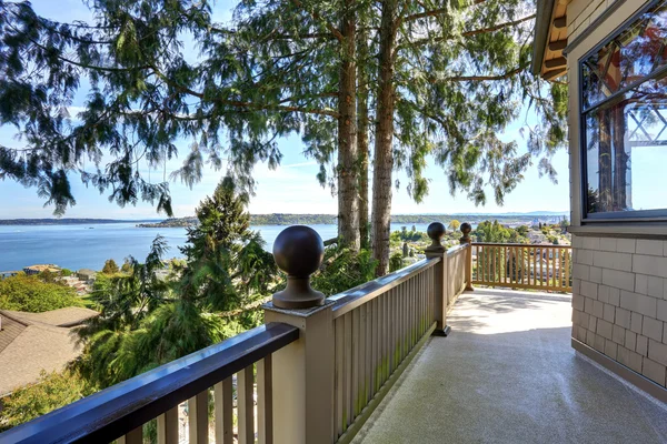 Krásný výhled na jezero z moderní americký domov. — Stock fotografie