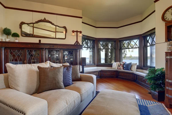 Autentico soggiorno in stile con tappeto blu reale . — Foto Stock