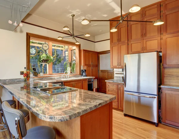 Klassisch eingerichtete Küche mit schönen Arbeitsplatten. — Stockfoto