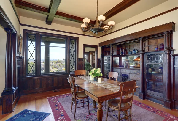 Traditional dinning room with red rug. — Stock Photo, Image