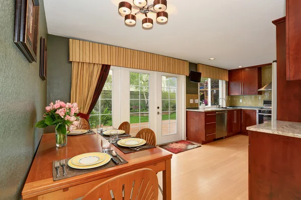 Simple dinning area with connected kitchen. — Stock Photo, Image