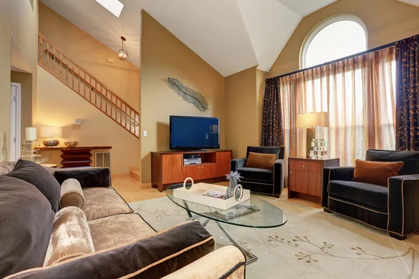 Perfetto soggiorno familiare con pavimento in legno . — Foto Stock