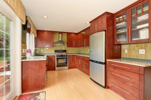 Cocina de estilo limpio con madera manchada . — Foto de Stock