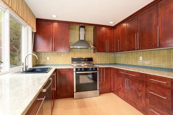 Cocina de estilo limpio con madera manchada . —  Fotos de Stock