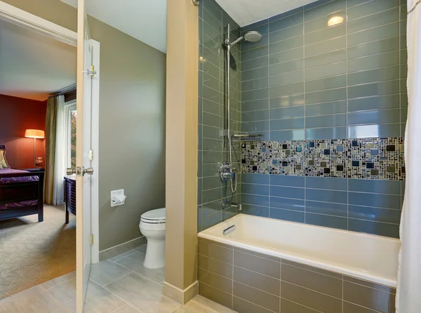 Interno del bagno con parete doccia piastrellata e pavimento . — Foto Stock