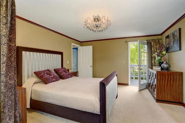 Dormitorio principal de lujo con zona de relajación separada . —  Fotos de Stock