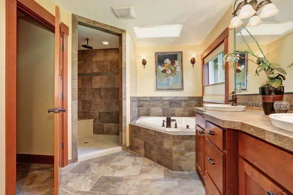 Mooie master badkamer met stenen vloer. — Stockfoto