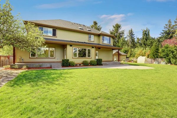 Lussuosa casa con ampio vialetto . — Foto Stock