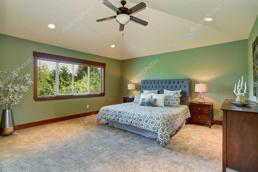 Grote slaapkamer met groen interieur — Stockfoto © iriana88w #80246102 Grote slaapkamer met groen interieur — Stockfoto © iriana88w #80246102