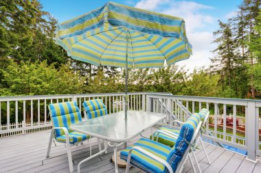 Güzel gri güverte ile kaplı masa takımları.