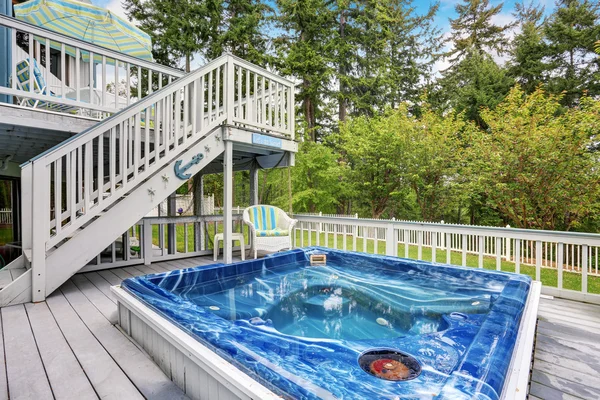 Perfect hot tub on gray deck of modern home. — Stock Photo, Image