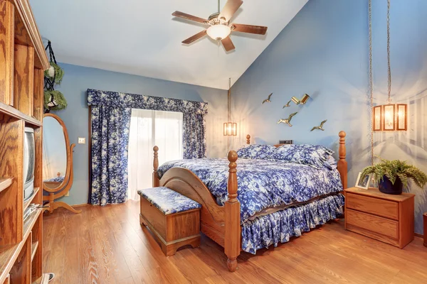 Brilliant bedroom with blue interior and hardwood floor. — Stock Photo, Image