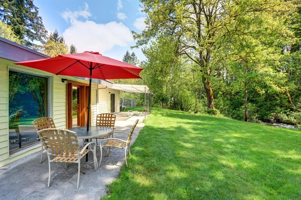 Grassy yard nect to small home. — Stock Photo, Image