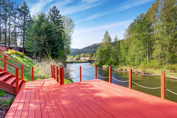 Mooie rivier huis met rode dek. — Stockfoto