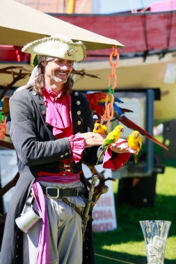 Ellensburg Rodeo papağan Aratinga Conures korsan ile. 